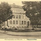 Das neue Postgebäude Anfang der 1940er Jahre. Damals hieß der Schiltzenplatz zeitweilig „Place de la Poste“. (Gemeindarchiv Grevenmacher)