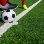 Symbolbild Fußball: Fußballer führen den Anstoß aus